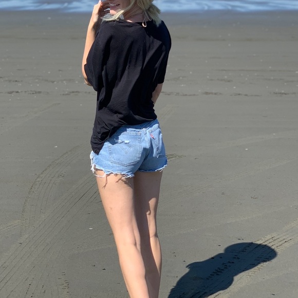 Levis 501 Distressed Shorts 24 - Picture 5 of 8